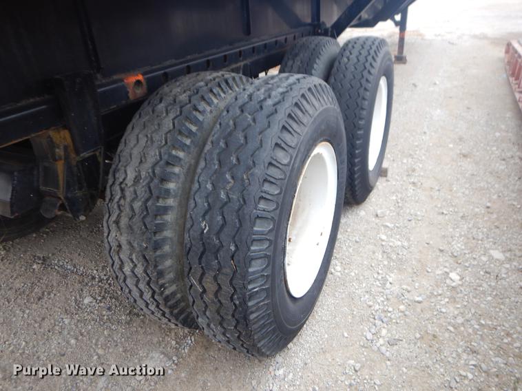 image for item ER9252 1975 Fruehauf flatbed trailer