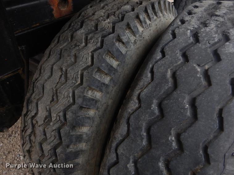 image for item ER9252 1975 Fruehauf flatbed trailer