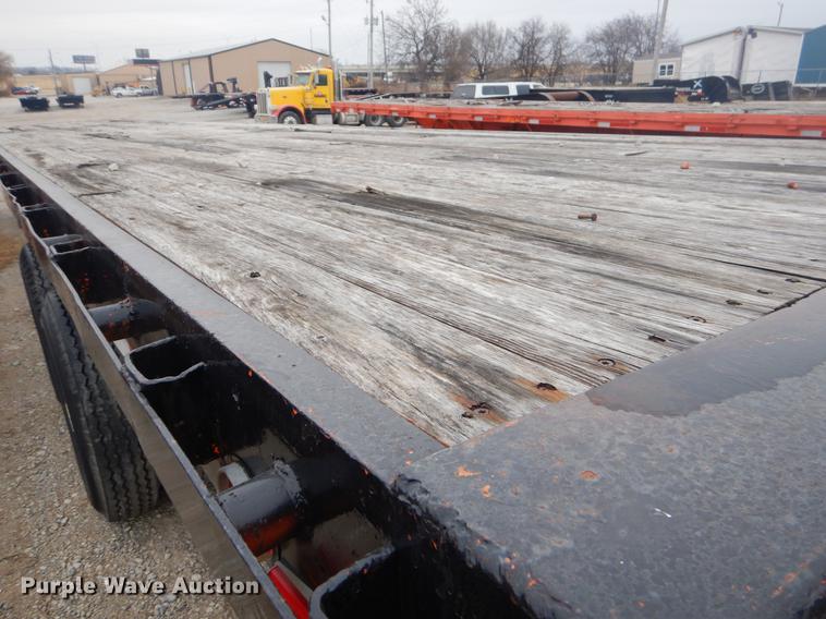 image for item ER9252 1975 Fruehauf flatbed trailer