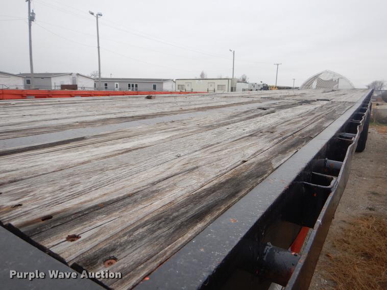 image for item ER9252 1975 Fruehauf flatbed trailer