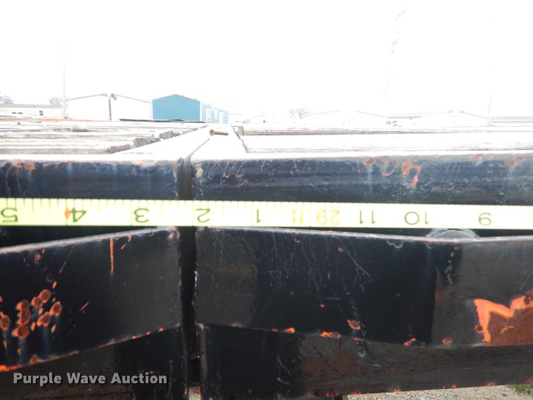 image for item ER9252 1975 Fruehauf flatbed trailer