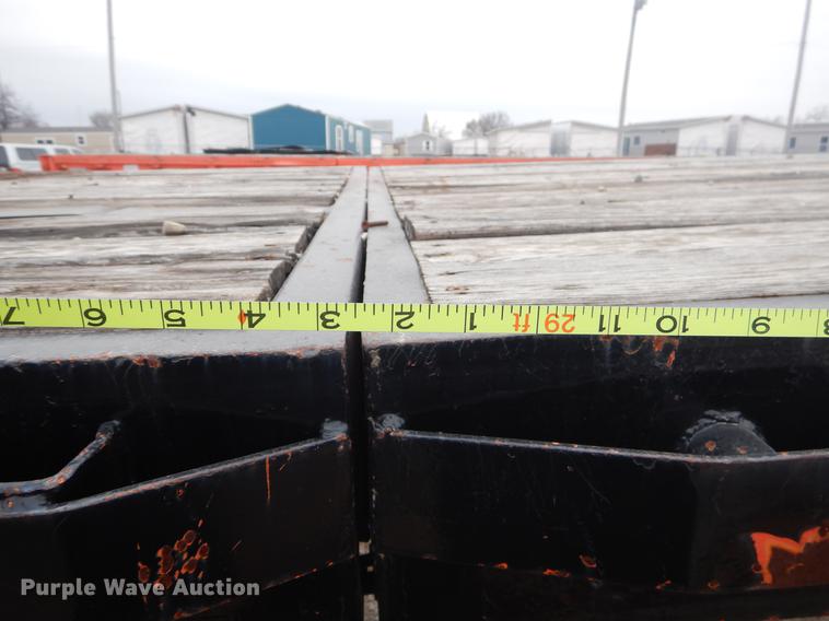 image for item ER9252 1975 Fruehauf flatbed trailer