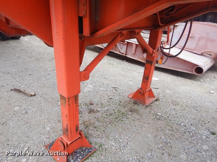 image for item ER9254 1971 Fruehauf flatbed trailer