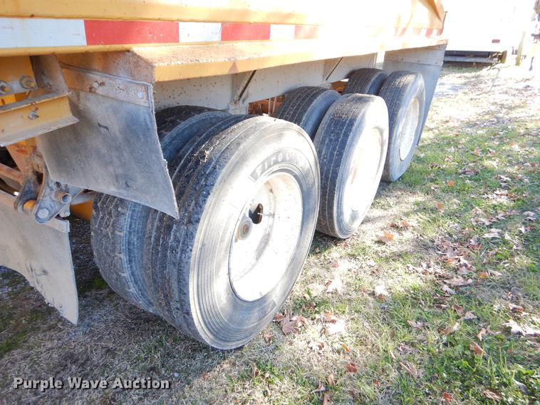 image for item EW9669 1993 Midland bottom dump trailer