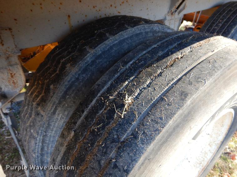 image for item EW9669 1993 Midland bottom dump trailer