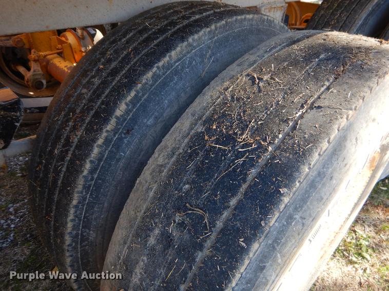 image for item EW9669 1993 Midland bottom dump trailer