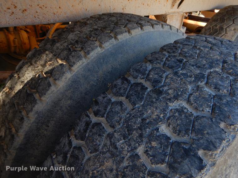 image for item EW9669 1993 Midland bottom dump trailer