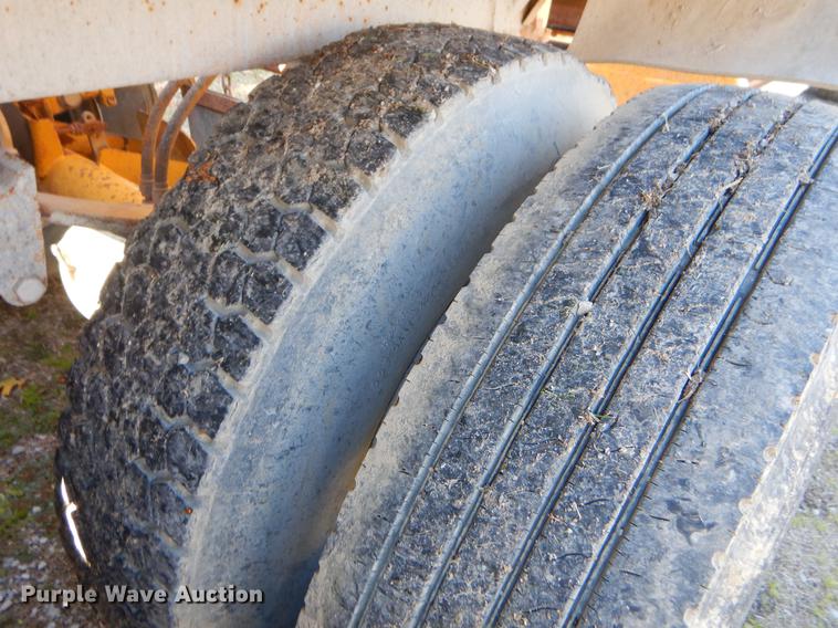 image for item EW9669 1993 Midland bottom dump trailer