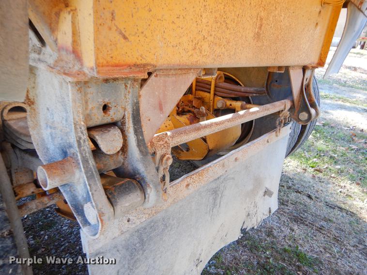 image for item EW9669 1993 Midland bottom dump trailer