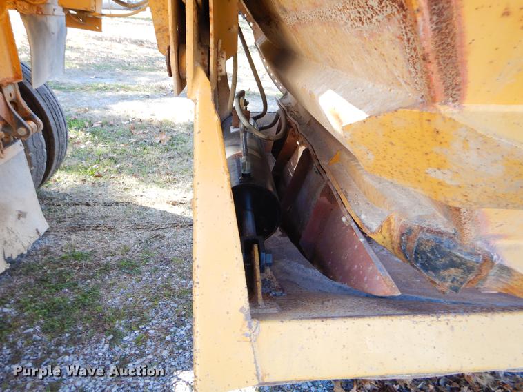image for item EW9669 1993 Midland bottom dump trailer