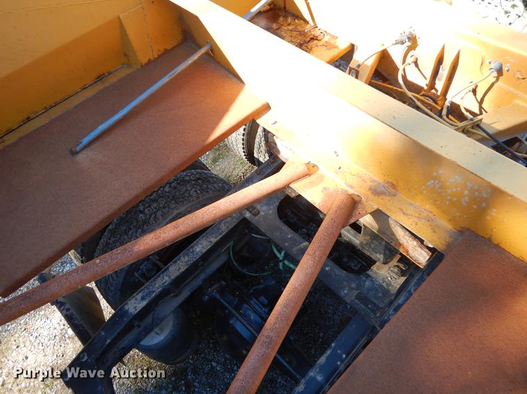 image for item EW9669 1993 Midland bottom dump trailer