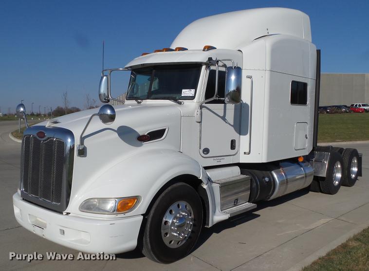 image for item L5726 2014 Peterbilt 386 semi truck