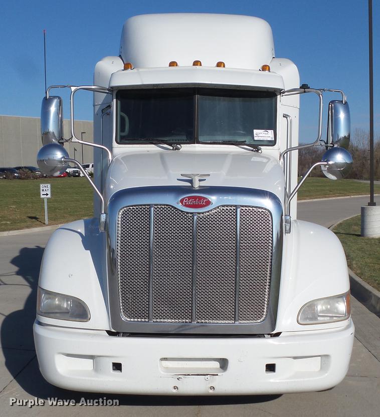 image for item L5726 2014 Peterbilt 386 semi truck