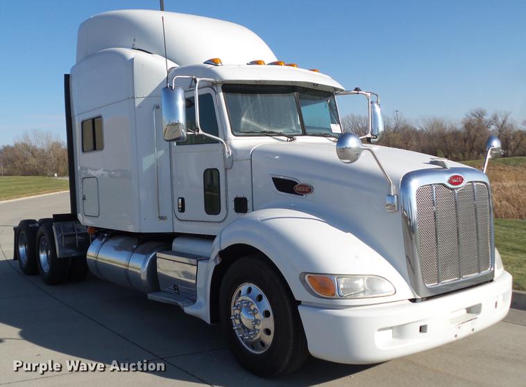 image for item L5726 2014 Peterbilt 386 semi truck