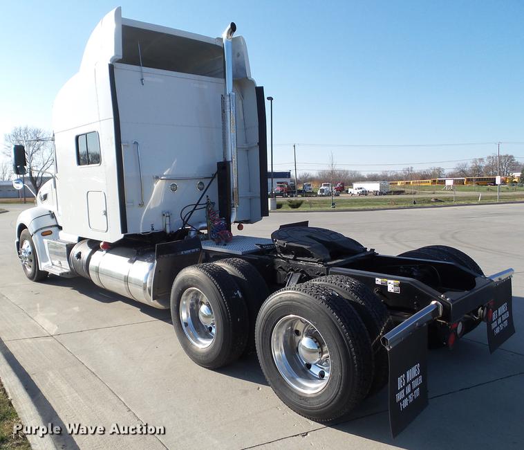 image for item L5726 2014 Peterbilt 386 semi truck