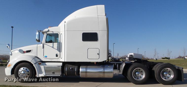 image for item L5726 2014 Peterbilt 386 semi truck