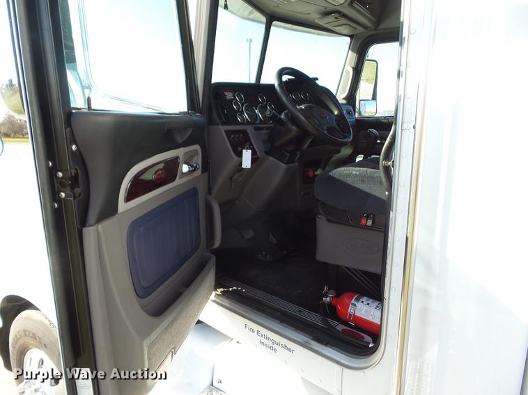image for item L5726 2014 Peterbilt 386 semi truck