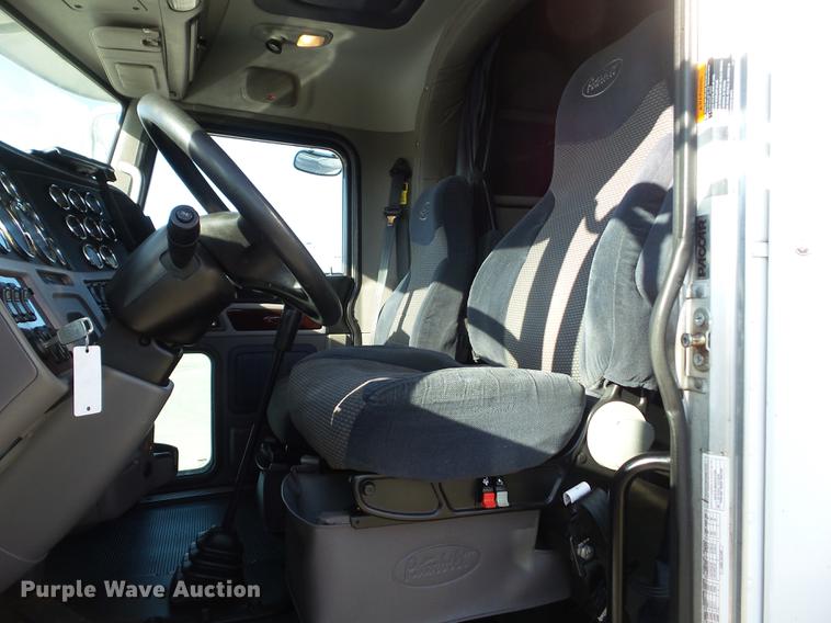 image for item L5726 2014 Peterbilt 386 semi truck