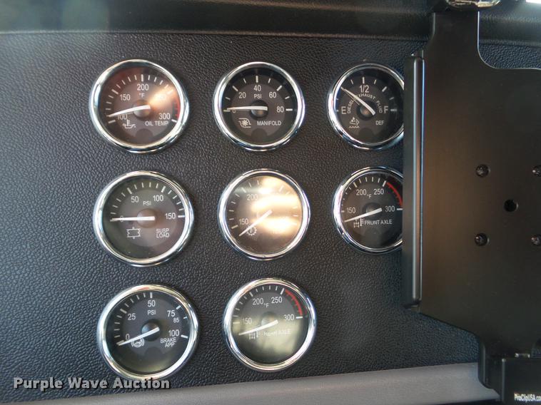 image for item L5726 2014 Peterbilt 386 semi truck