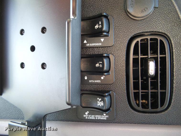 image for item L5726 2014 Peterbilt 386 semi truck