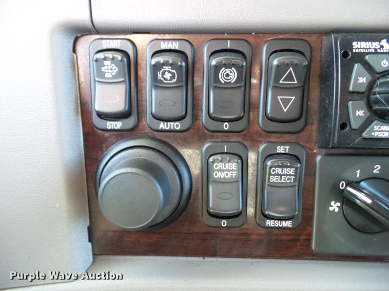 image for item L5726 2014 Peterbilt 386 semi truck