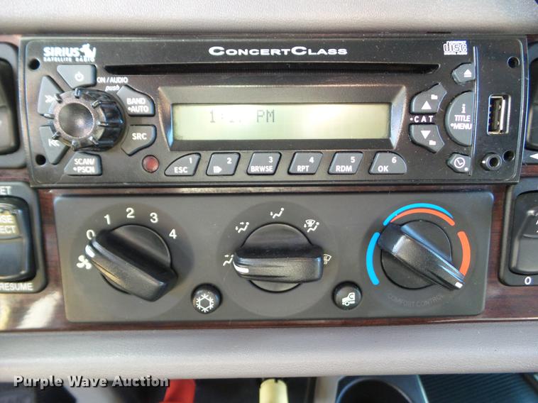 image for item L5726 2014 Peterbilt 386 semi truck