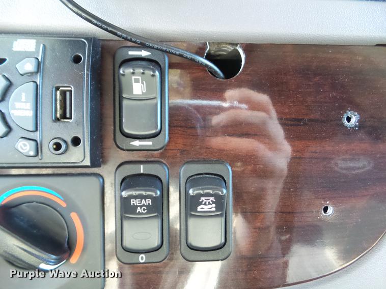 image for item L5726 2014 Peterbilt 386 semi truck