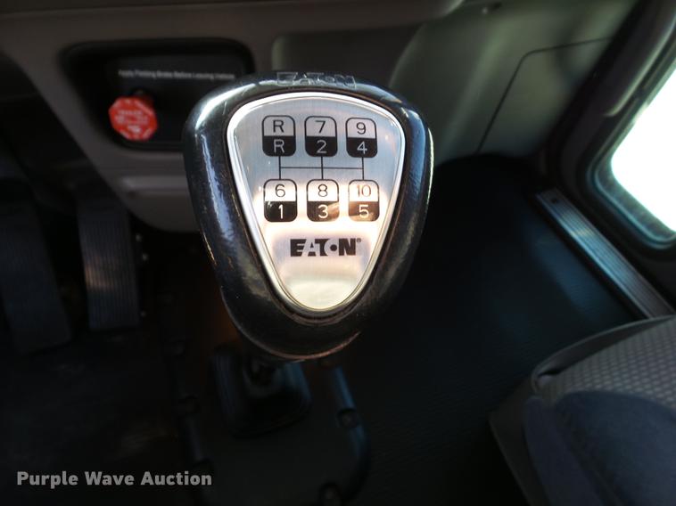 image for item L5726 2014 Peterbilt 386 semi truck