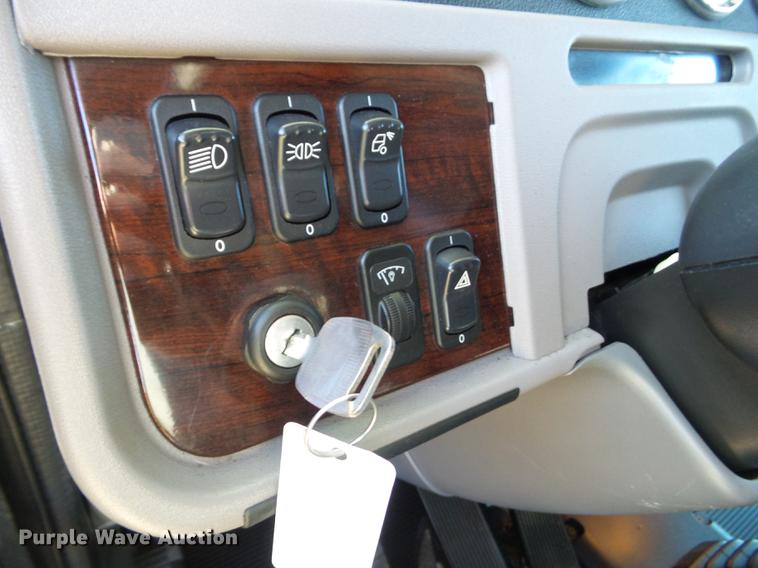 image for item L5726 2014 Peterbilt 386 semi truck