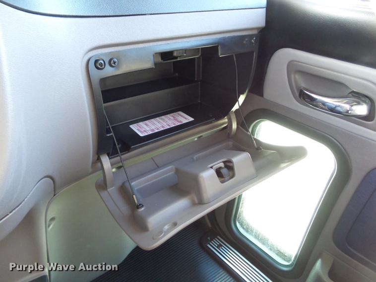 image for item L5726 2014 Peterbilt 386 semi truck