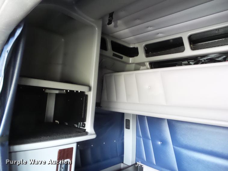 image for item L5726 2014 Peterbilt 386 semi truck