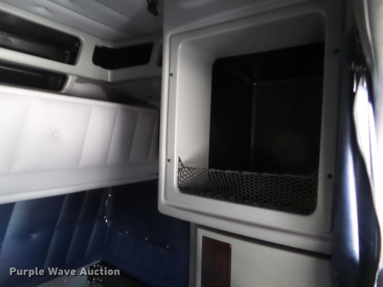 image for item L5726 2014 Peterbilt 386 semi truck