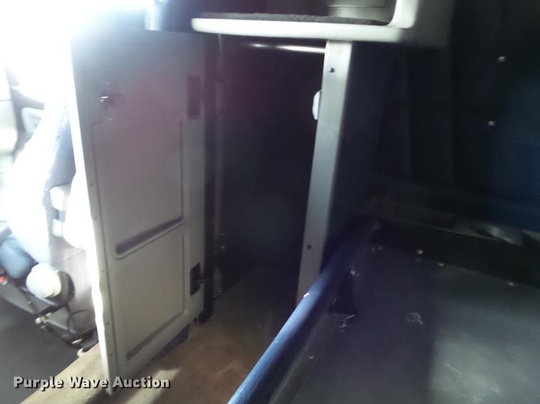 image for item L5726 2014 Peterbilt 386 semi truck