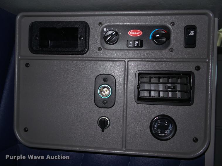 image for item L5726 2014 Peterbilt 386 semi truck