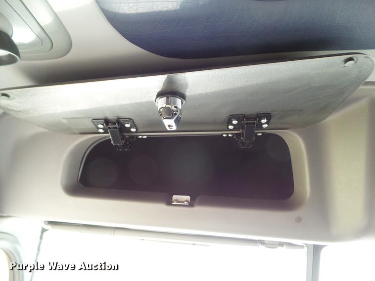 image for item L5726 2014 Peterbilt 386 semi truck