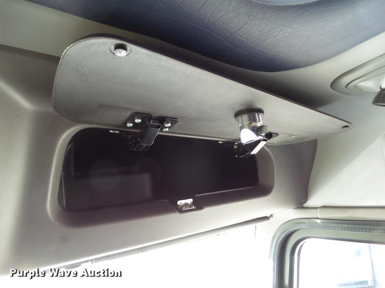 image for item L5726 2014 Peterbilt 386 semi truck