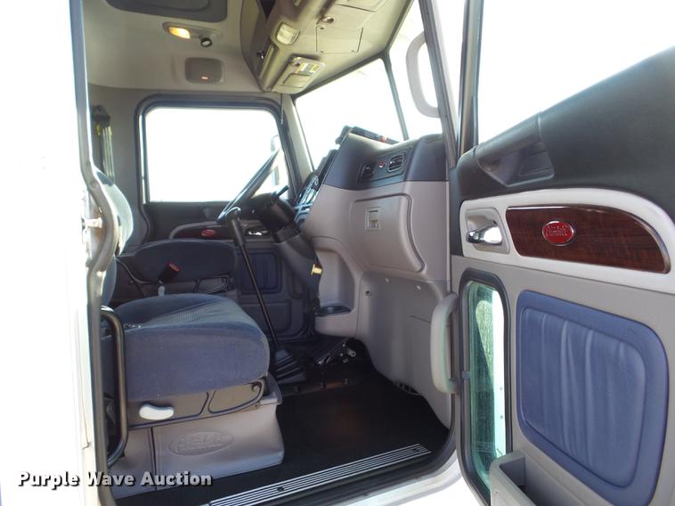 image for item L5726 2014 Peterbilt 386 semi truck