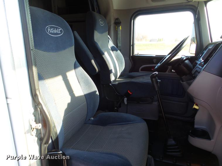 image for item L5726 2014 Peterbilt 386 semi truck