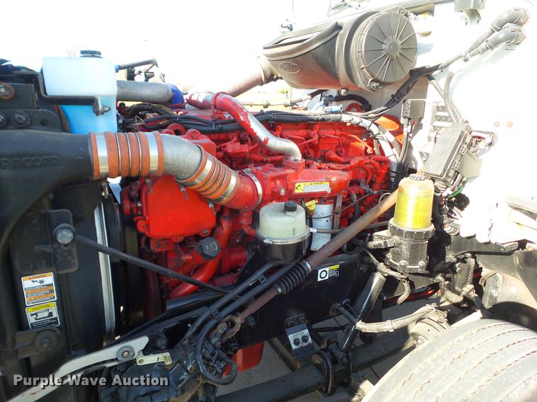 image for item L5726 2014 Peterbilt 386 semi truck