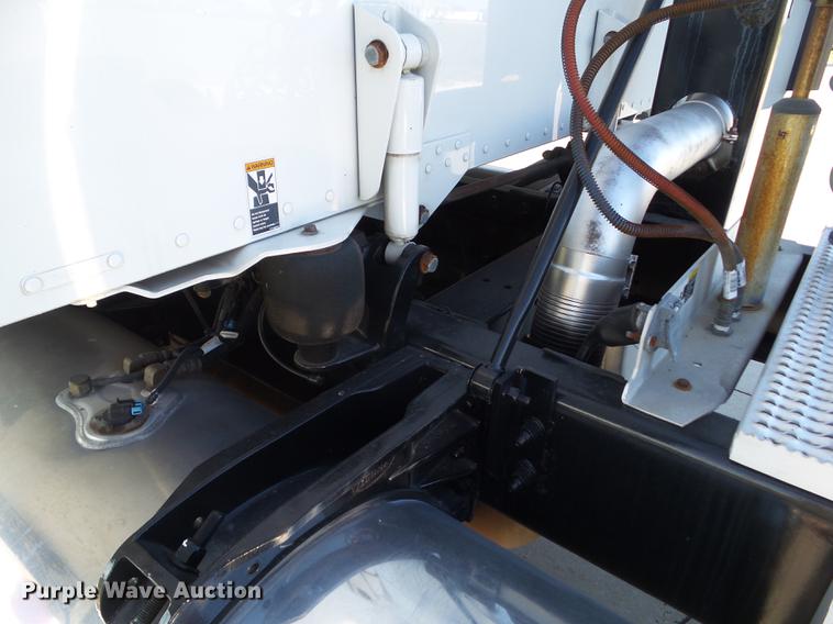 image for item L5726 2014 Peterbilt 386 semi truck