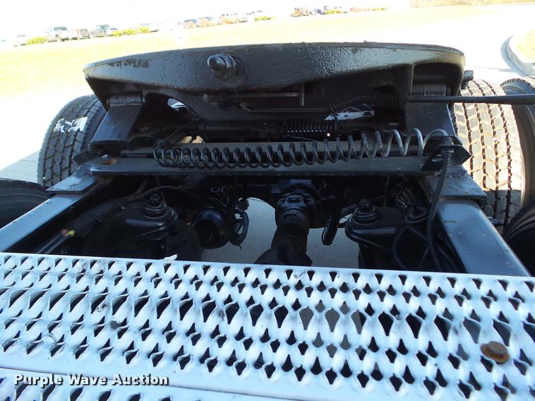 image for item L5726 2014 Peterbilt 386 semi truck