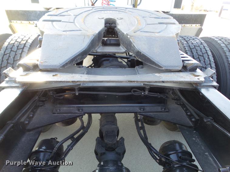 image for item L5726 2014 Peterbilt 386 semi truck