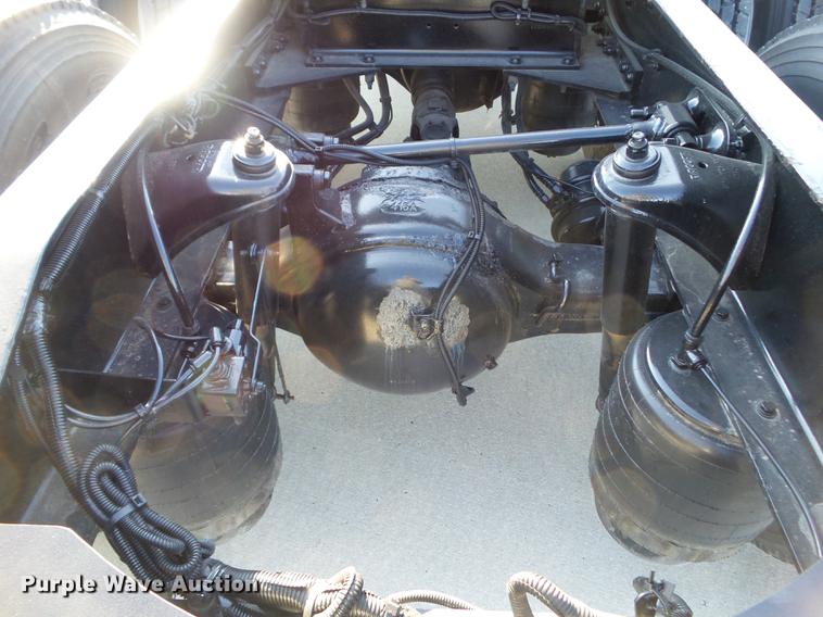 image for item L5726 2014 Peterbilt 386 semi truck