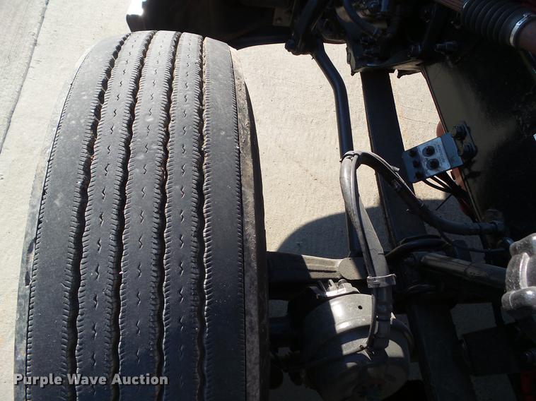 image for item L5726 2014 Peterbilt 386 semi truck