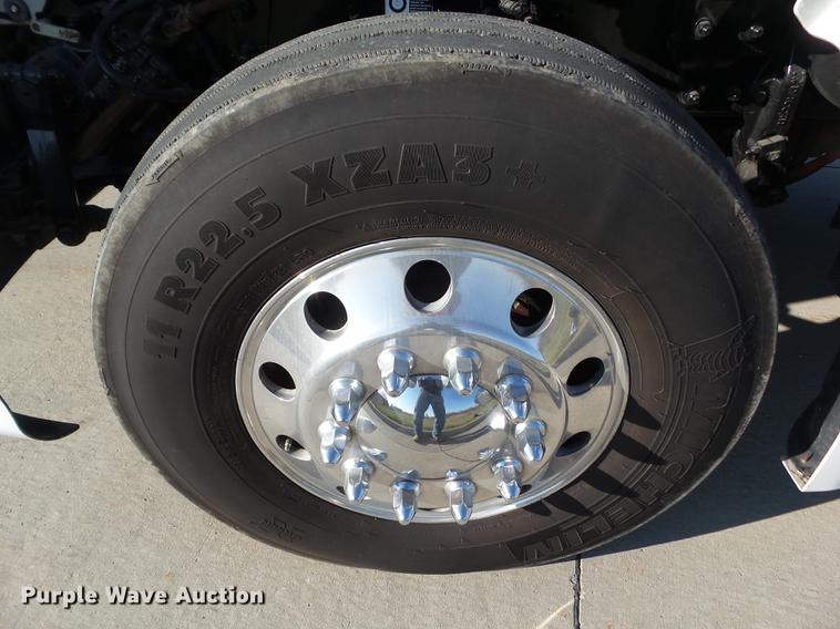 image for item L5726 2014 Peterbilt 386 semi truck