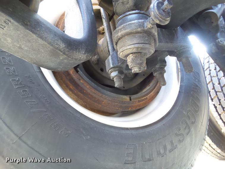 image for item L5726 2014 Peterbilt 386 semi truck