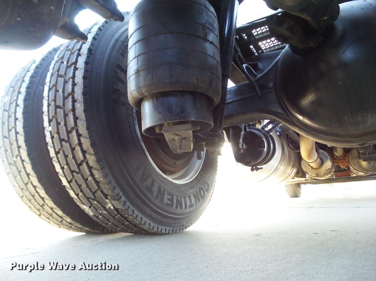 image for item L5726 2014 Peterbilt 386 semi truck