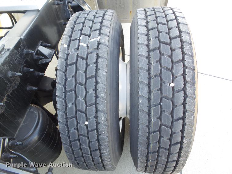 image for item L5726 2014 Peterbilt 386 semi truck