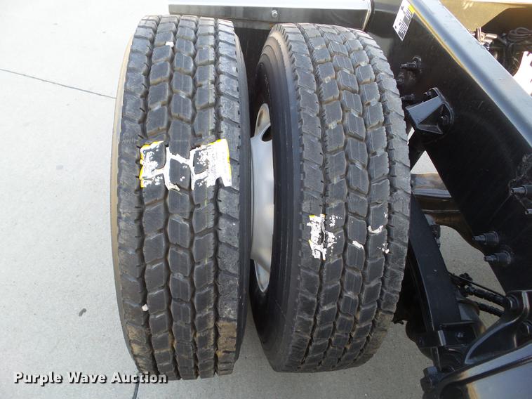 image for item L5726 2014 Peterbilt 386 semi truck