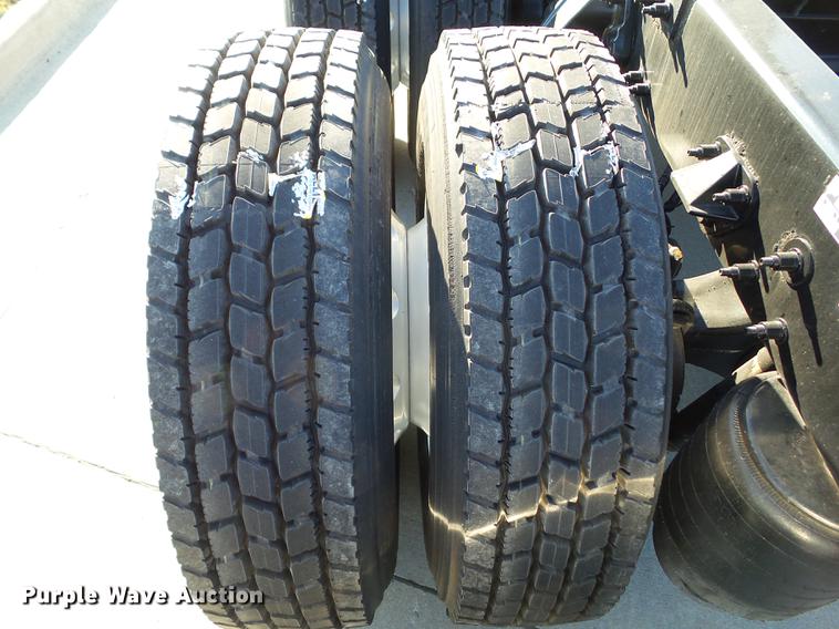 image for item L5726 2014 Peterbilt 386 semi truck